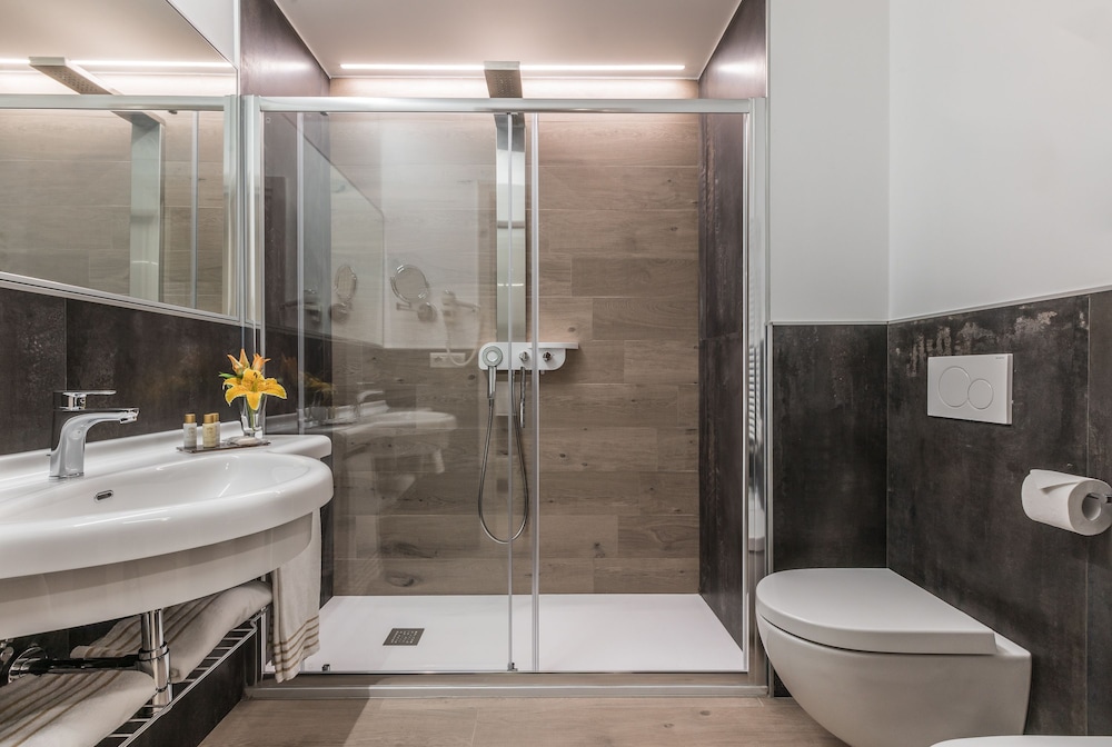 Astoria Deluxe Rooms 16/17