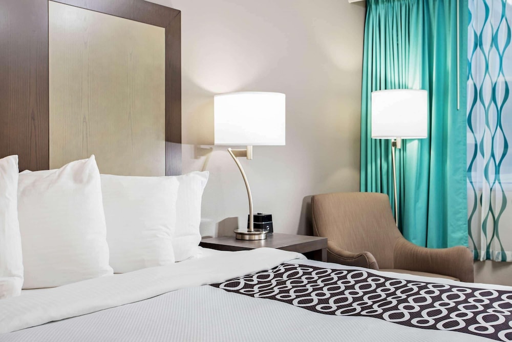 La Quinta Inn and Suites by Wyndham Indianapolis Downtown 15/50