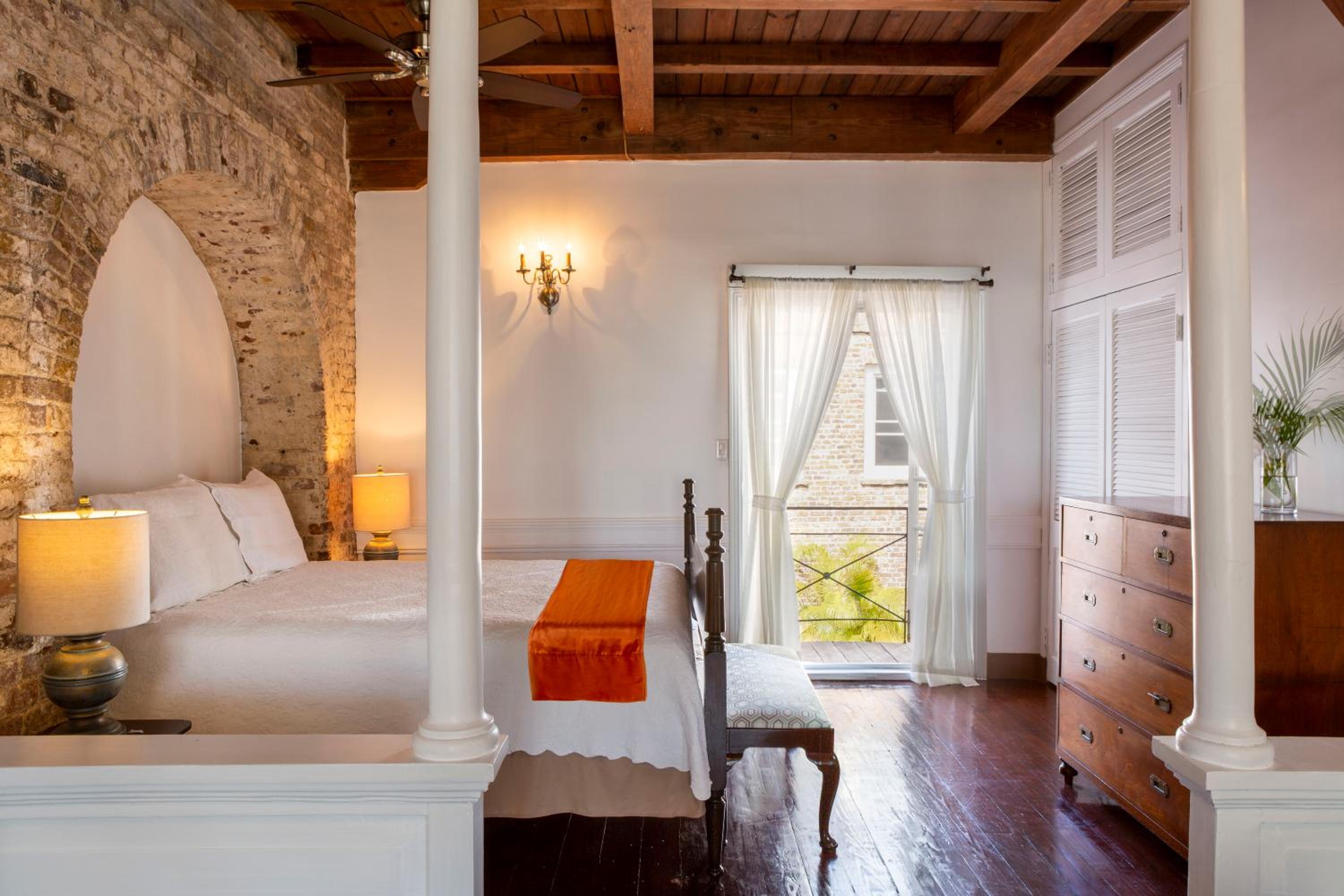 Georgian, Studio, Queen Bed