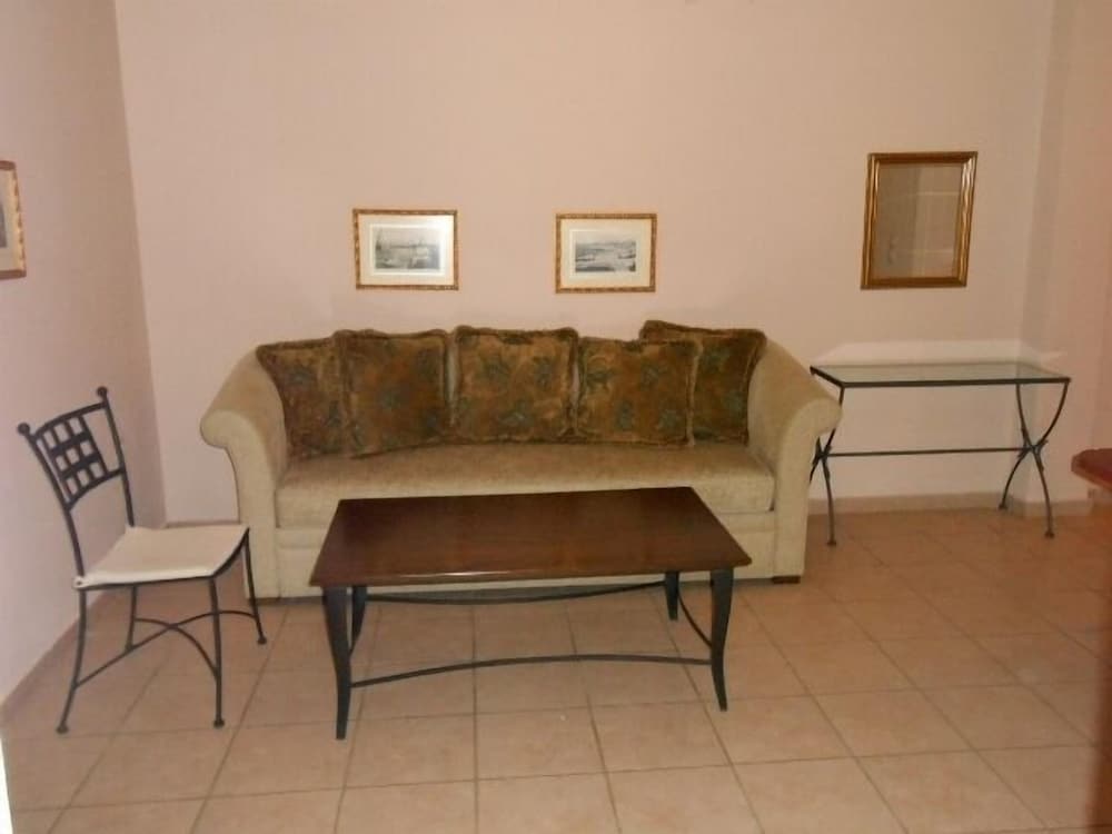 Lambrinos Suites 32/51