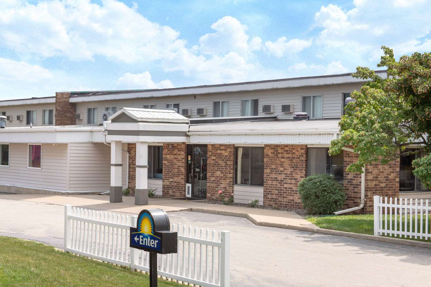 Days Inn by Wyndham Fond du Lac 2/27