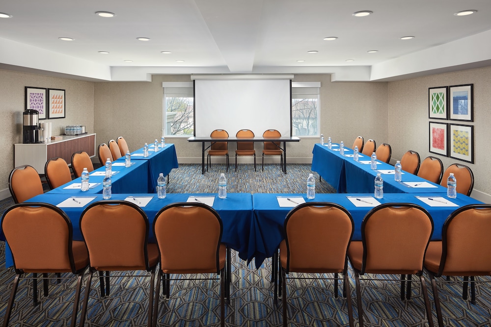 Holiday Inn Express Hotel And Suites Belmont 40/43