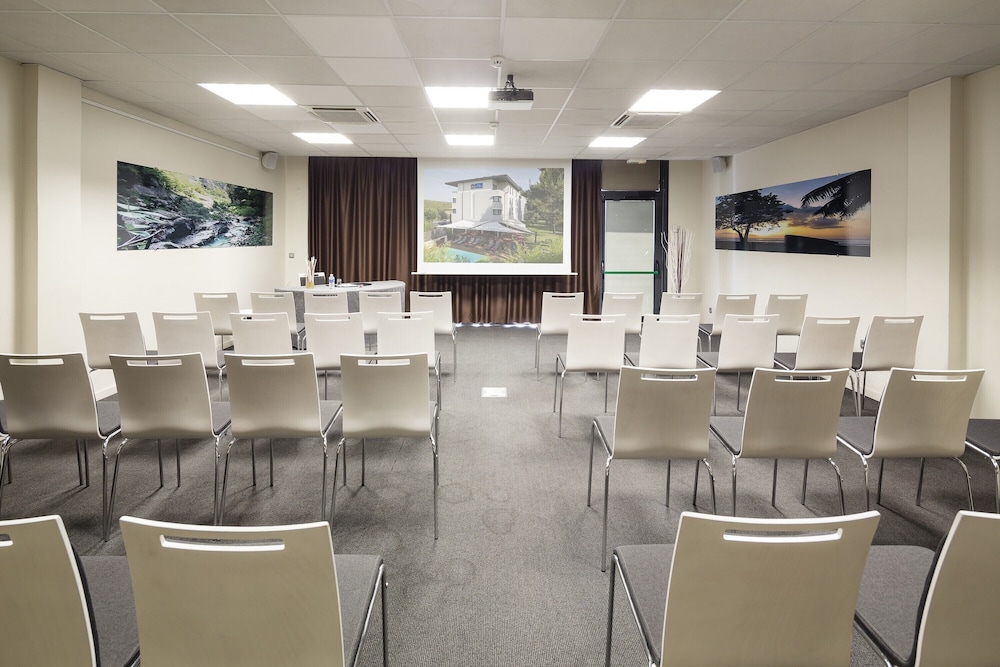 Mercure Aix-en-Provence La Duranne Gare TGV 38/50