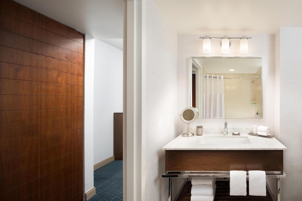 ROOM, KING BED