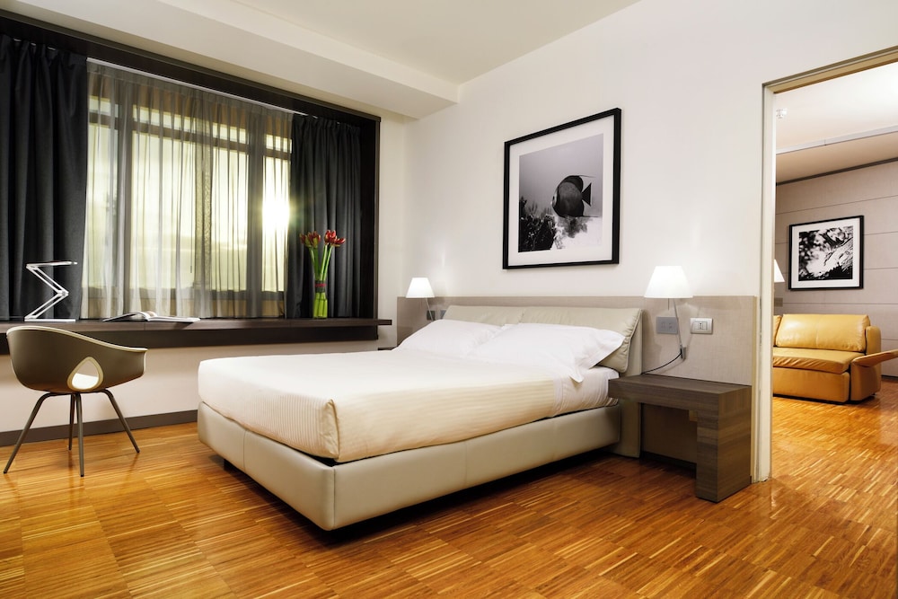 SUITE, TWIN BEDS