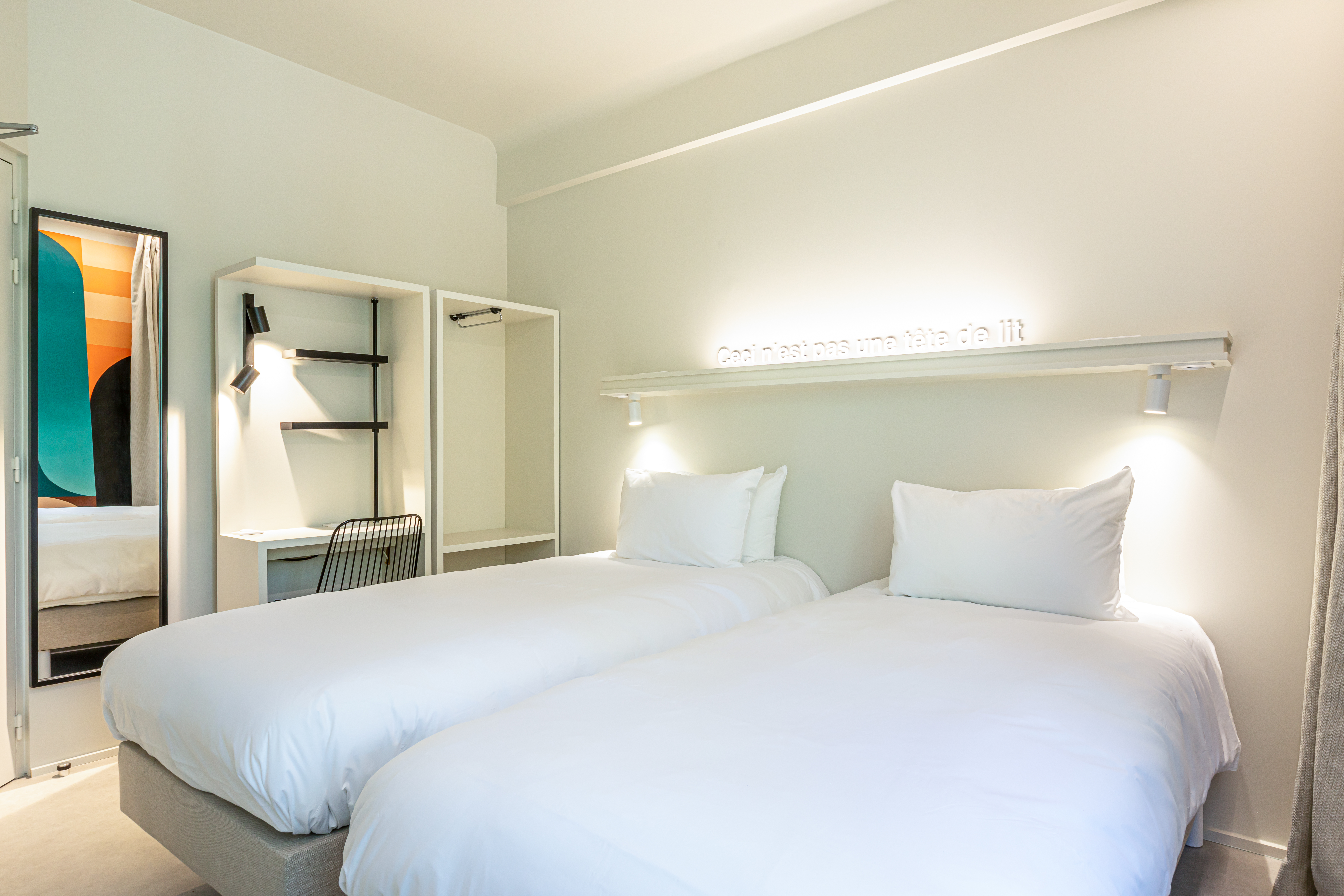 ROOM, TWIN BEDS