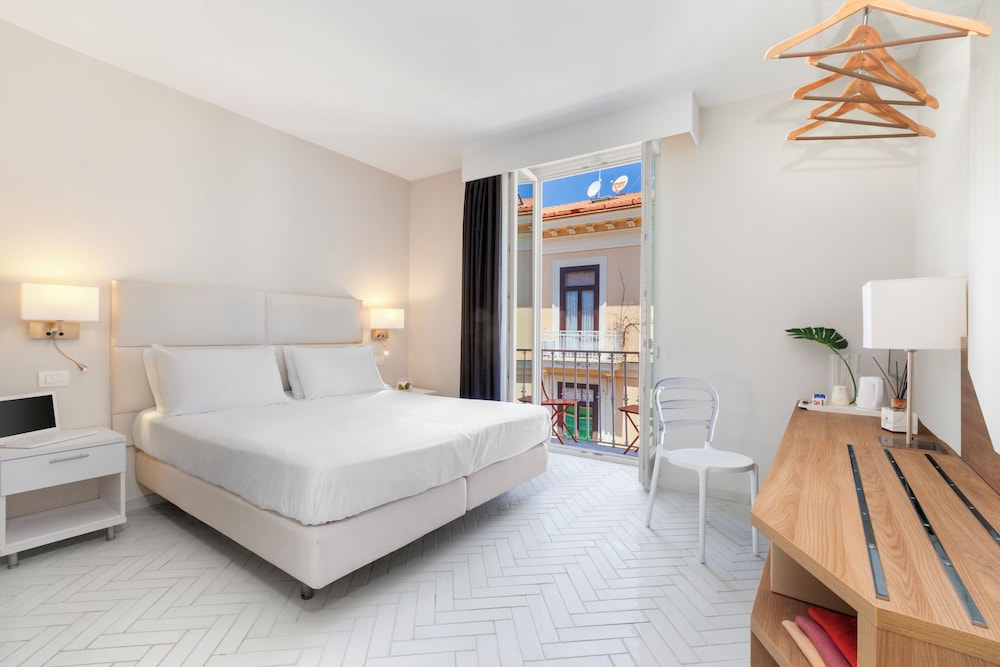 DELUXE, DOUBLE OR TWIN BED
