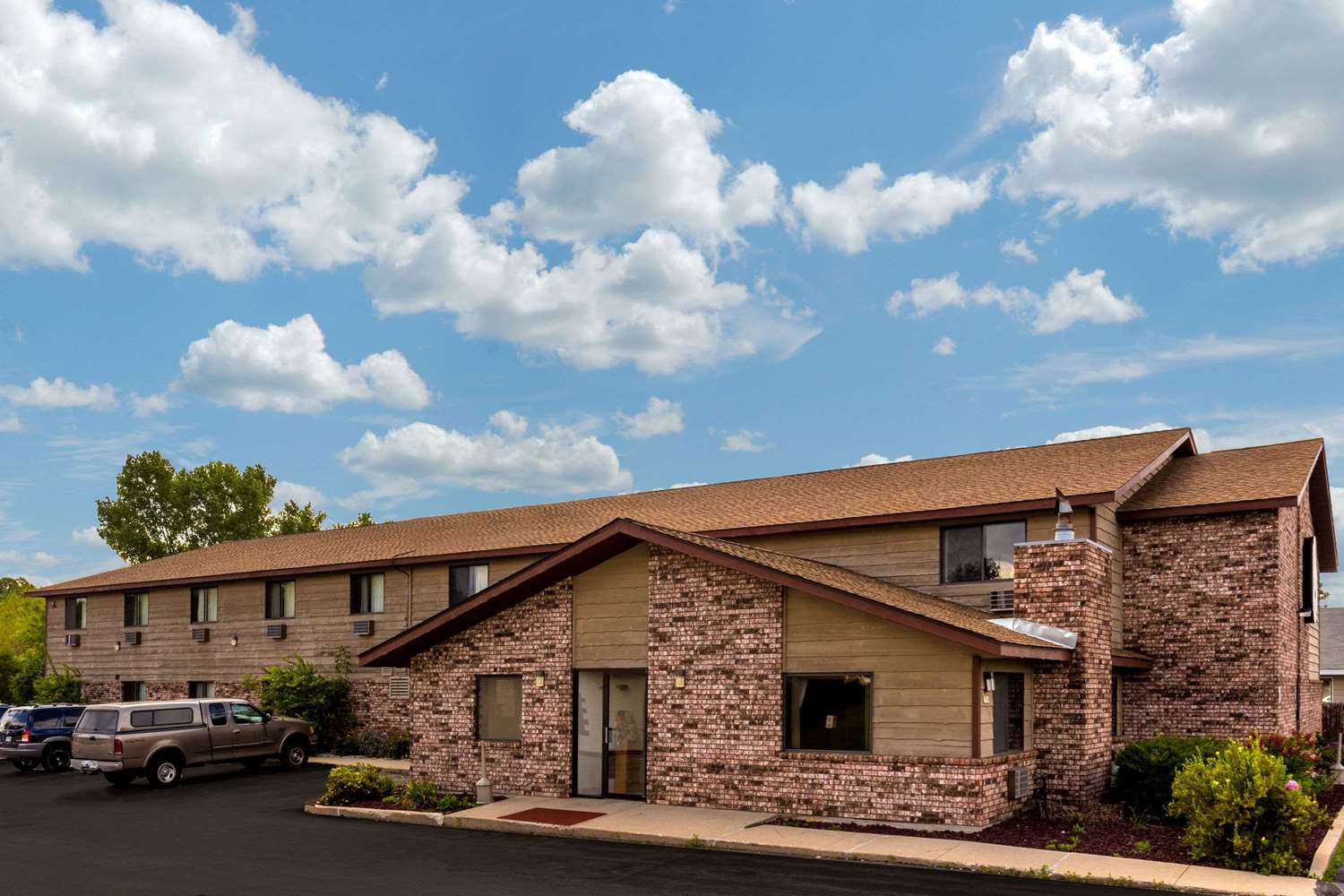 Super 8 By Wyndham Hartford Wi 2/8