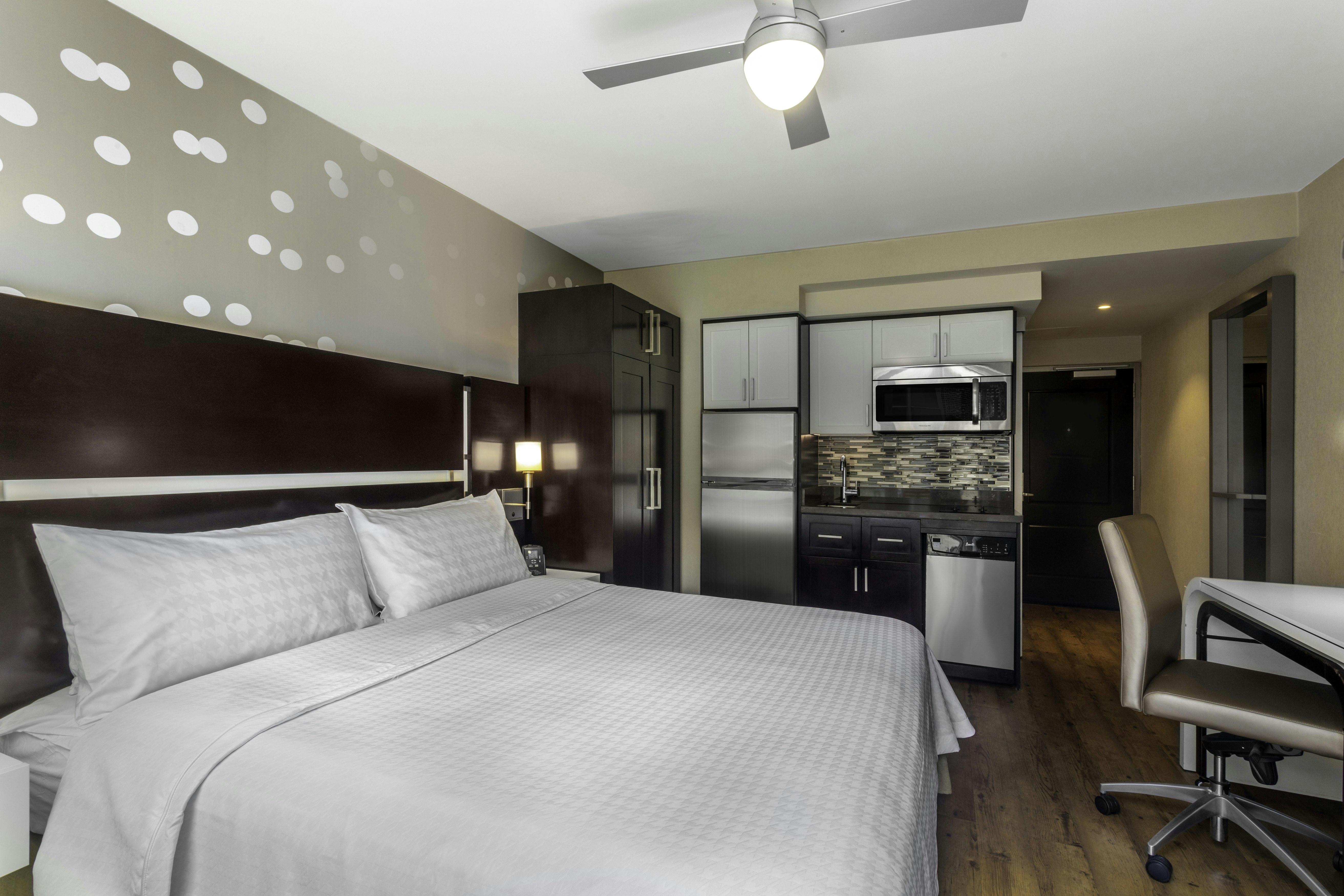 EFFICIENCY, STUDIO, KING BED