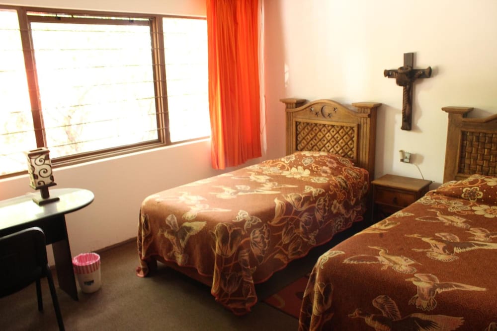Hostal La Encantada 8/28