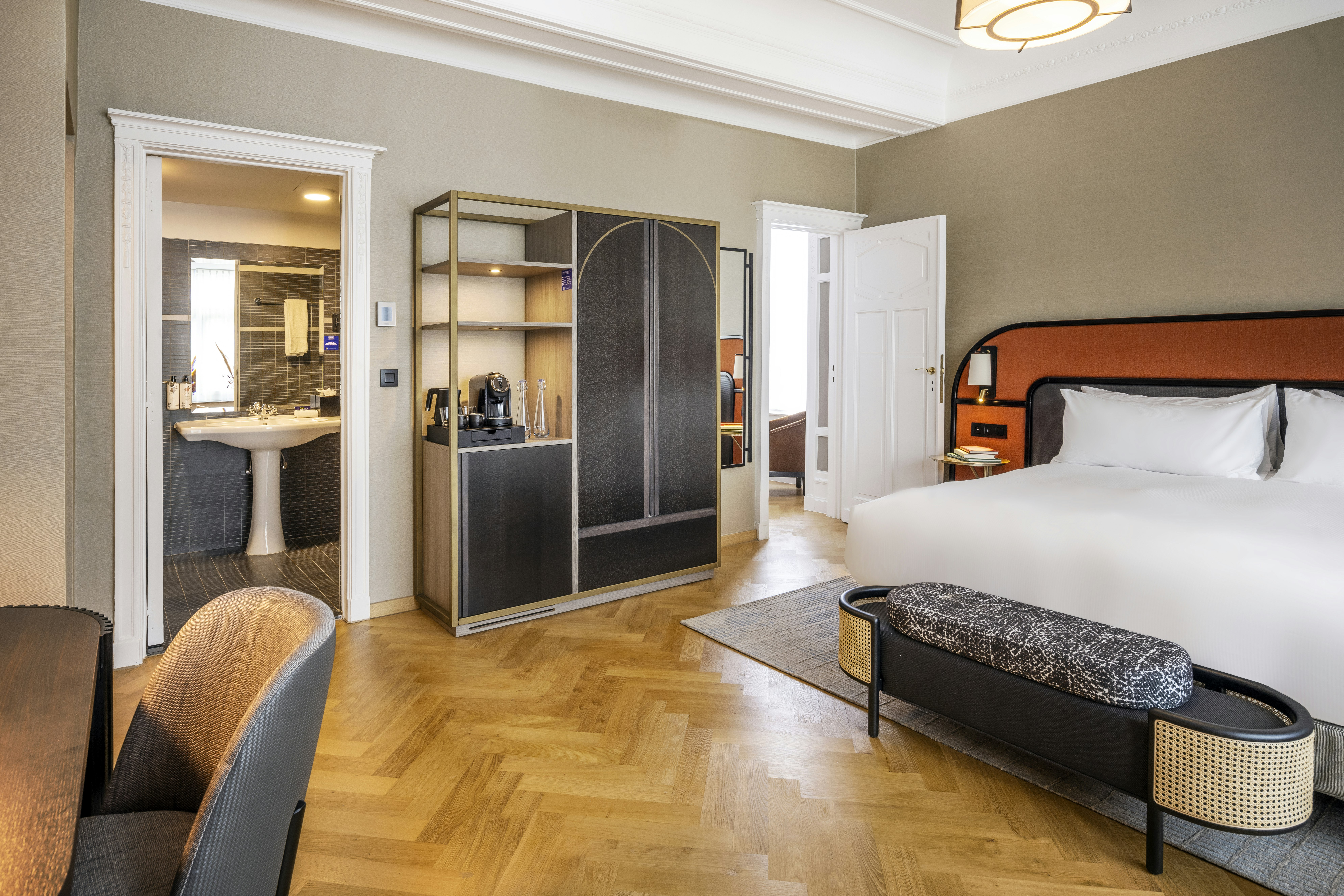 JUNIOR SUITE, KING BED, WITH VIEW