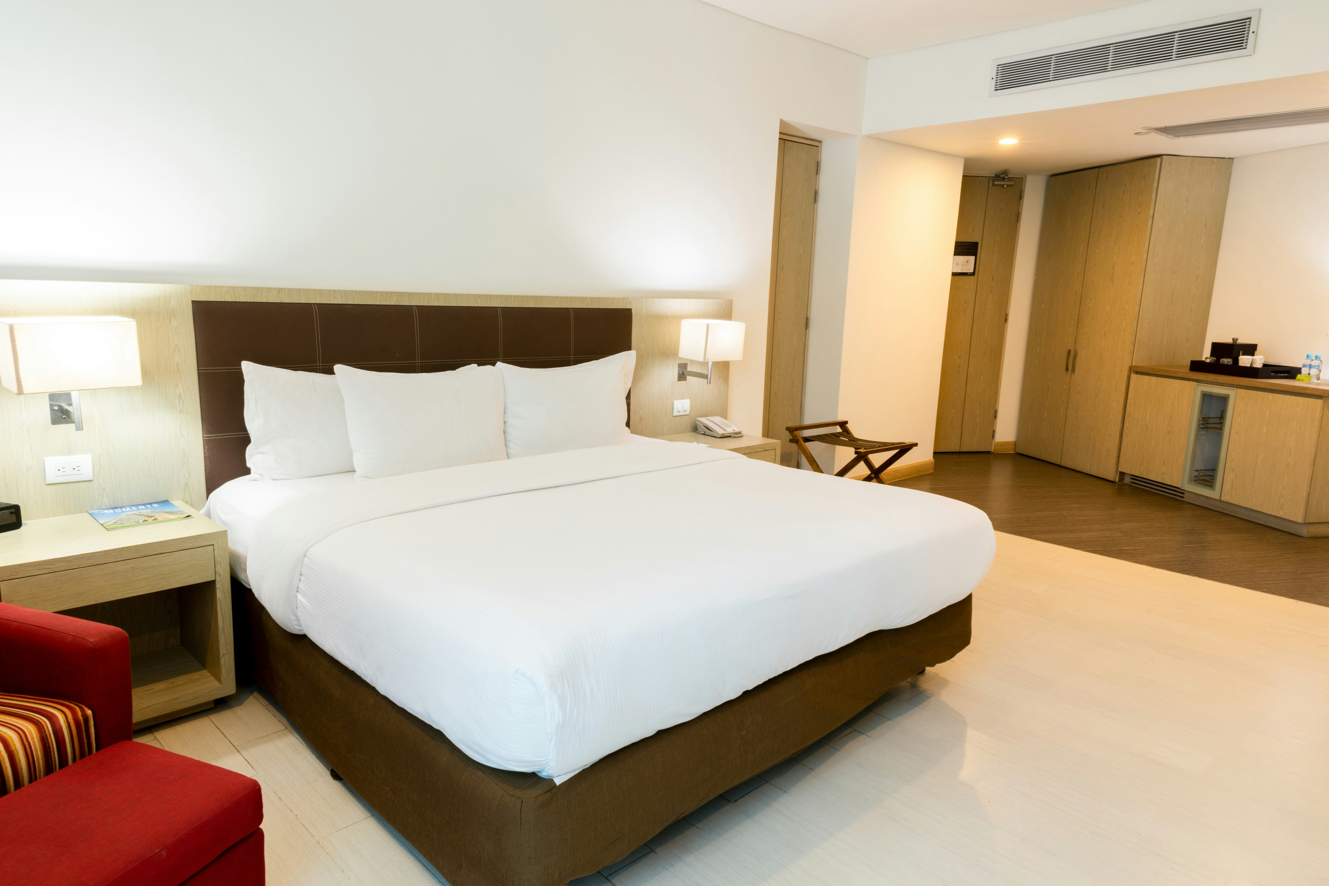 ROOM, KING BED, ACCESSIBLE