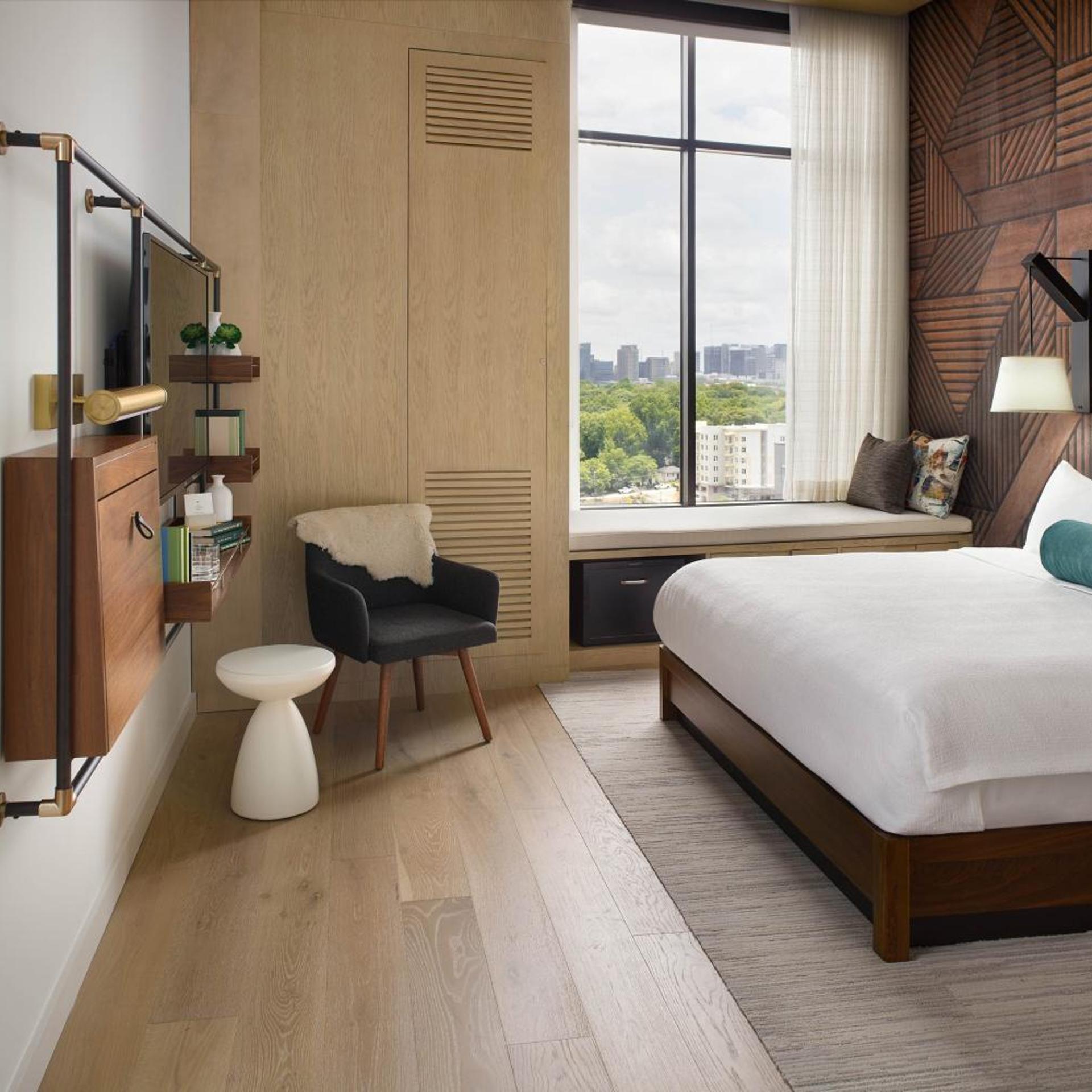 Skyline, Guest Room, King Bed, with View, Corner