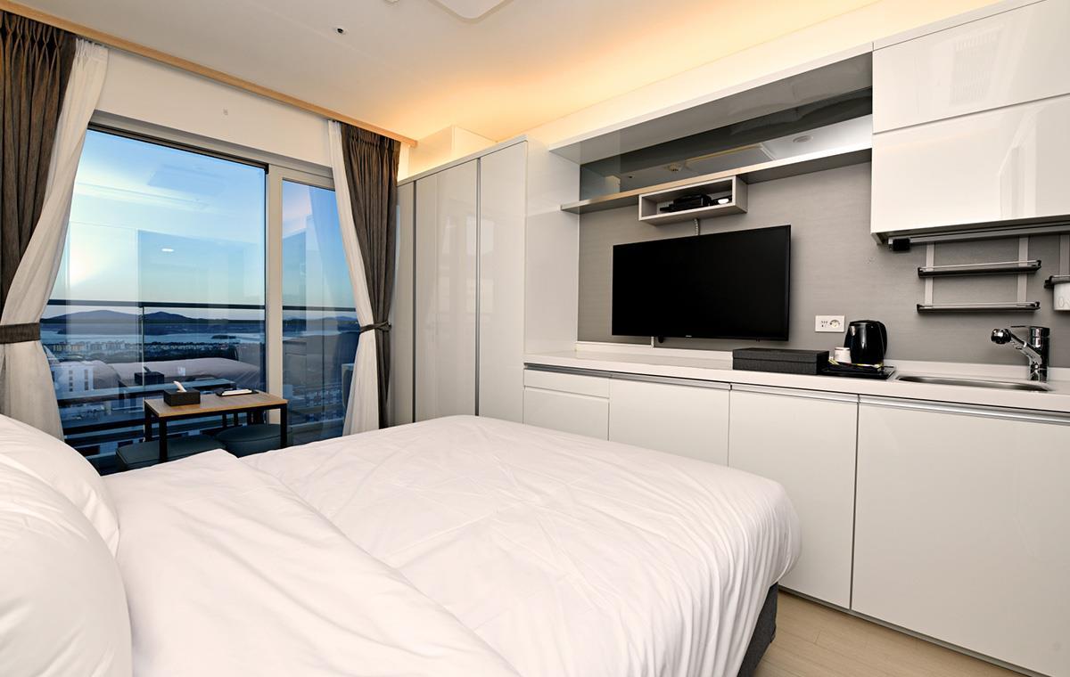 DELUXE, KING BED, HARBOUR VIEW