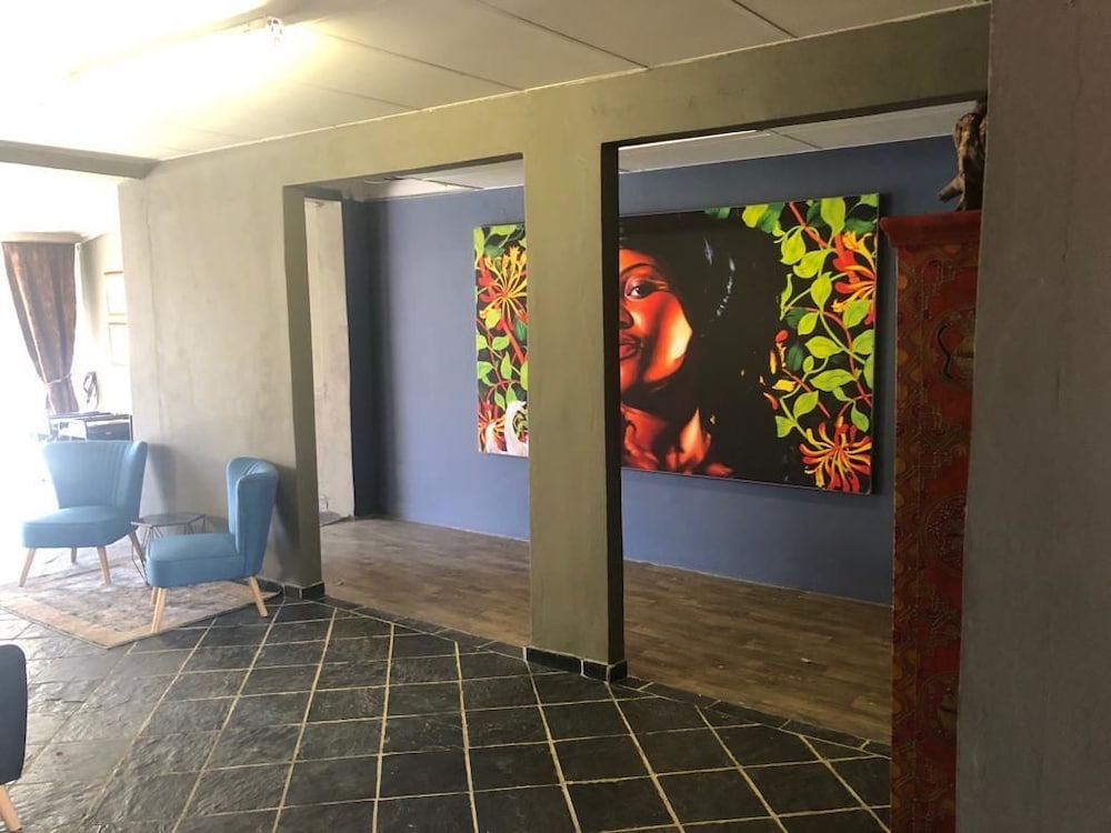 Elephant Springs Hotel &amp; Cabanas 12/80