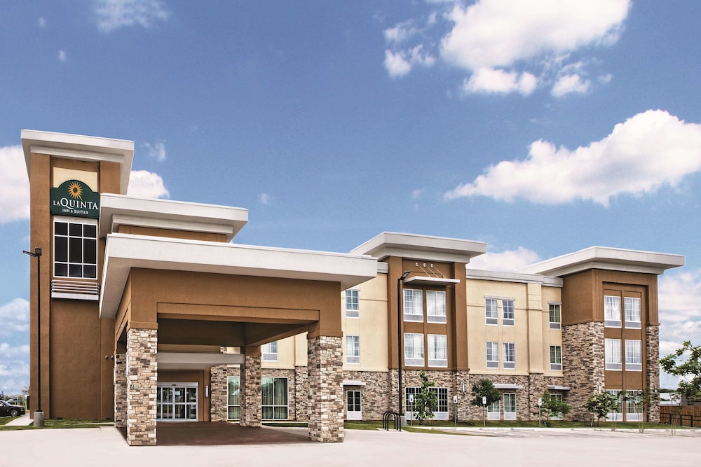 La Quinta by Wyndham San Antonio by Frost Bank Center 1/37