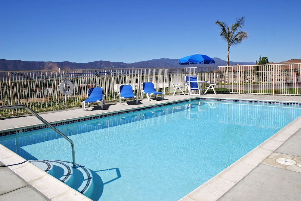 Best Western Plus Lake Elsinore Inn & Suites 11/53
