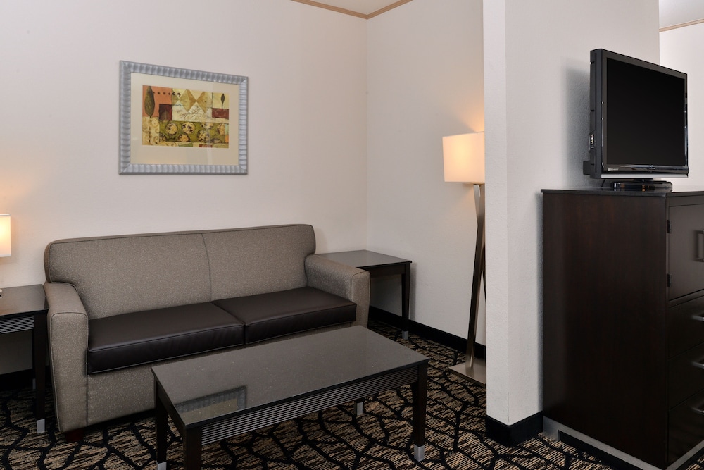 Holiday Inn Express and Suites Tacoma South Lakewood, an IHG Hotel 40/64
