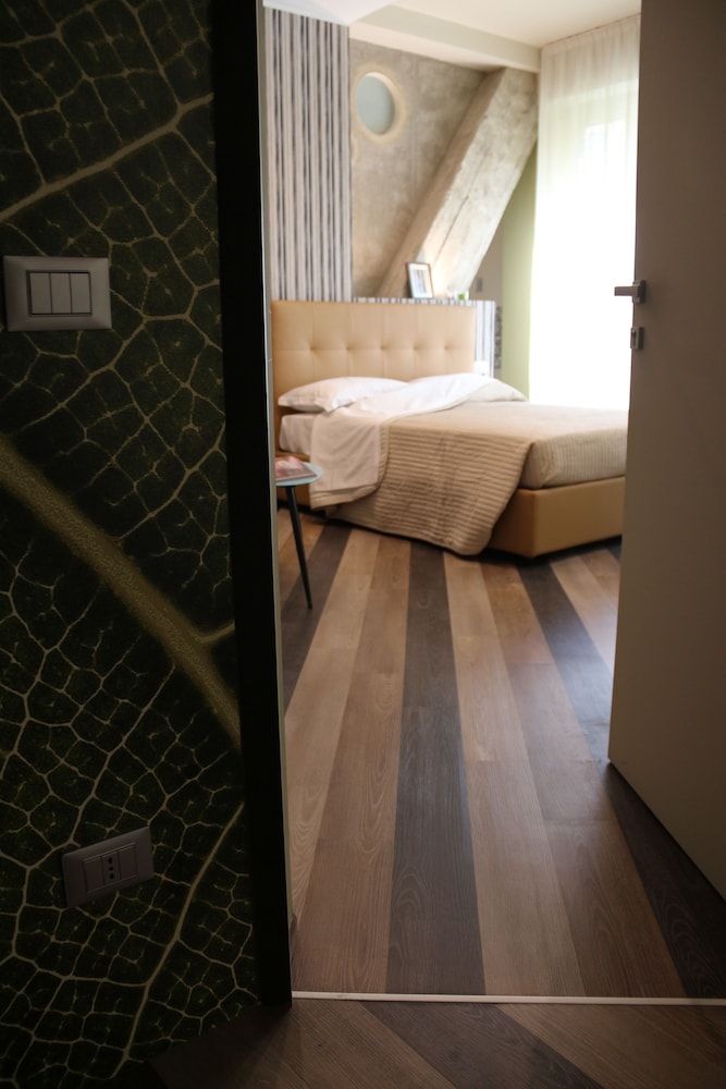 Serendipity Rooms 38/41