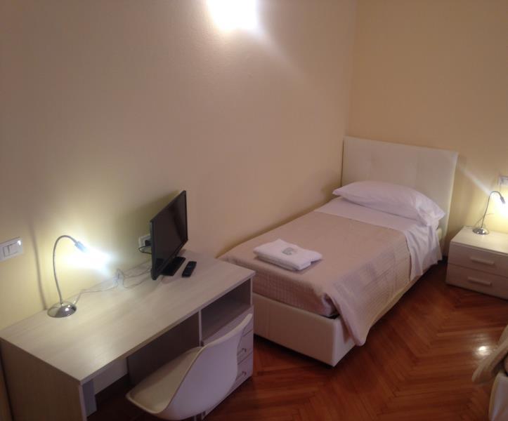 ROOM, SINGLE, SHARED BATHROOM