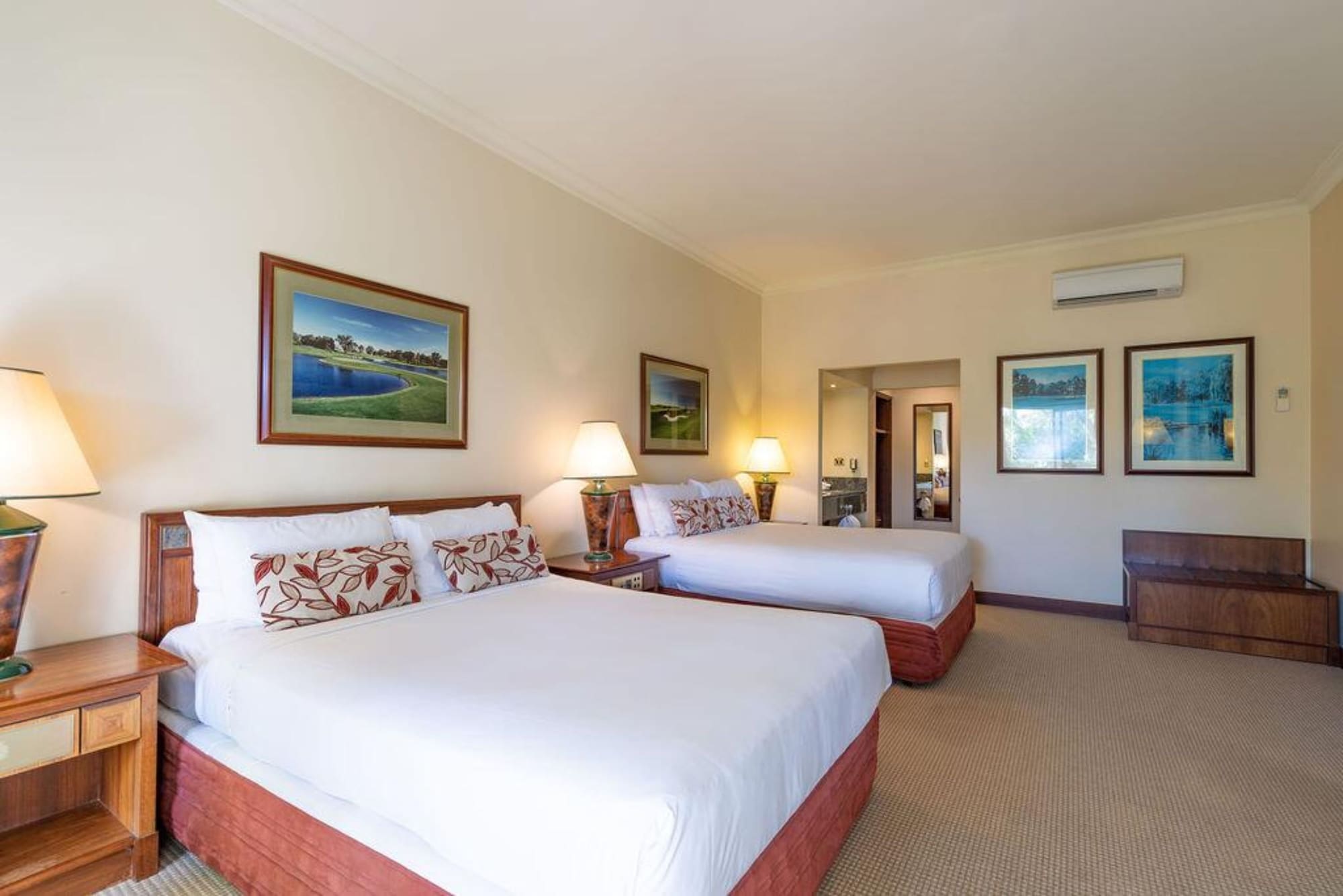 SUITE, TWIN BEDS