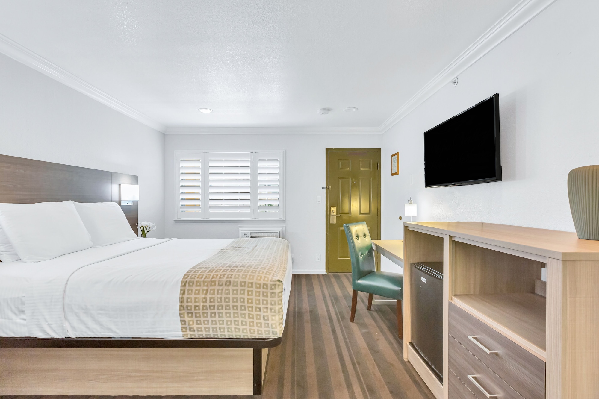 ROOM, QUEEN BED