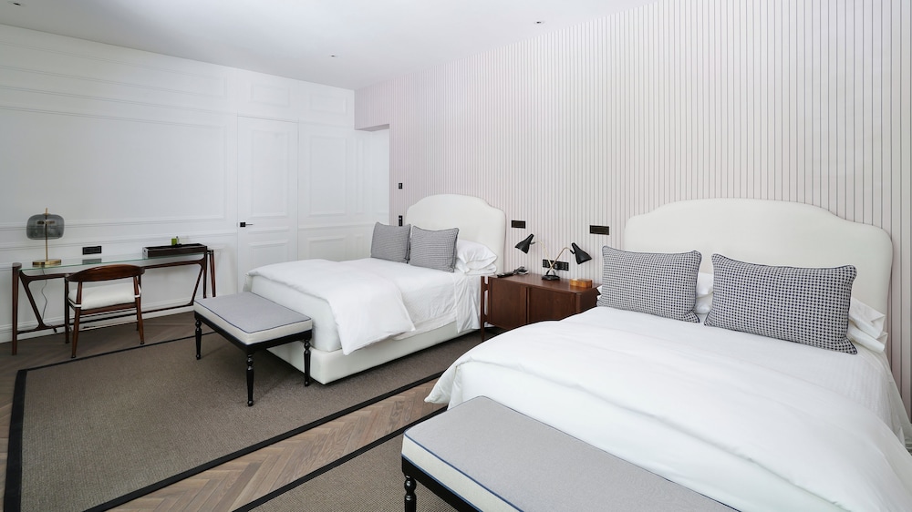 PREMIER, DOUBLE BED, PATIO VIEW