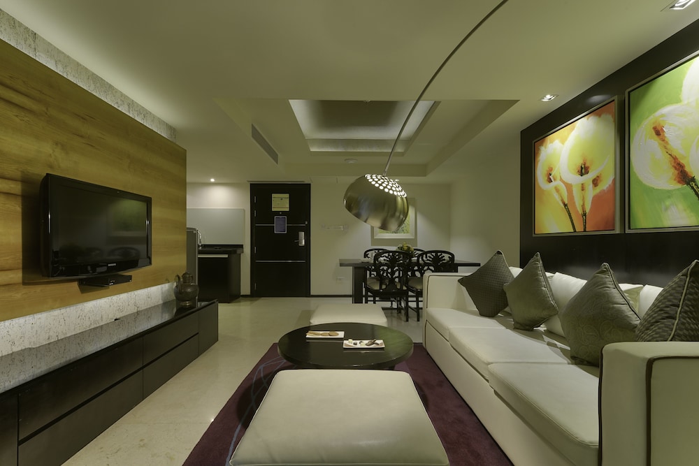 DAVANAM SAROVAR PORTICO SUITES 21/34