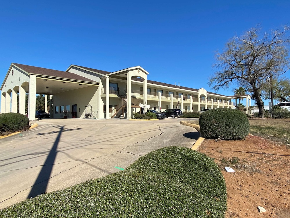 SureStay Hotel by Best Western Floresville 2/29