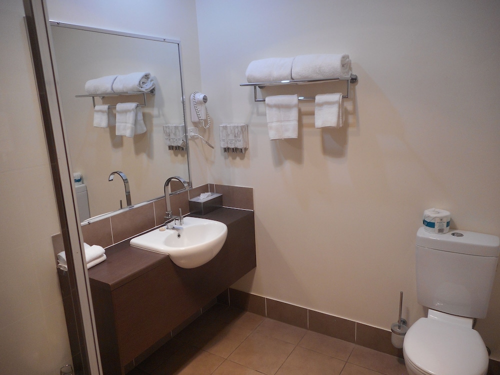 INJUNE MOTOR INN 33/34