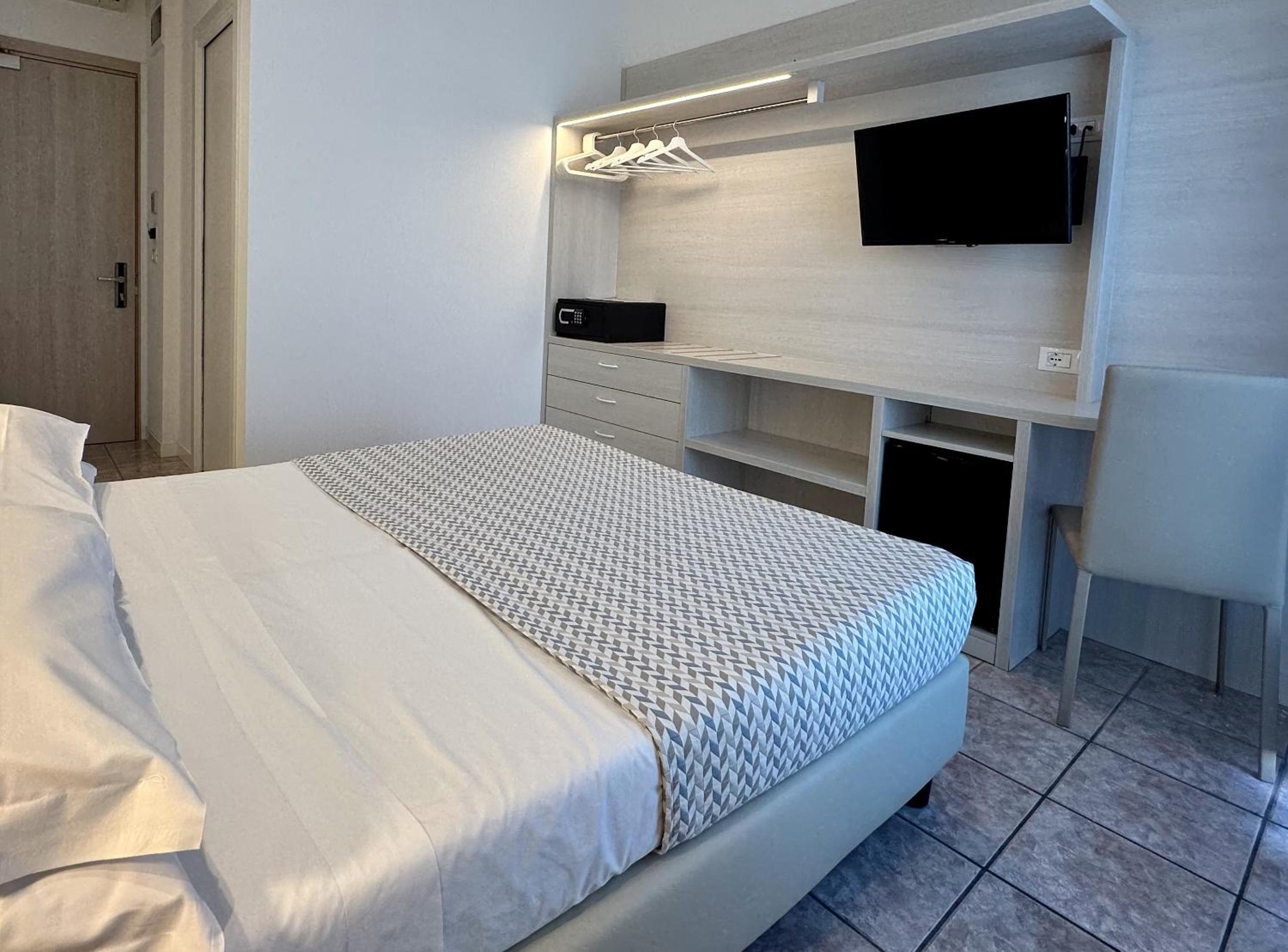 Classic, Double or Twin Bed, Lateral Side Sea View, Balcony