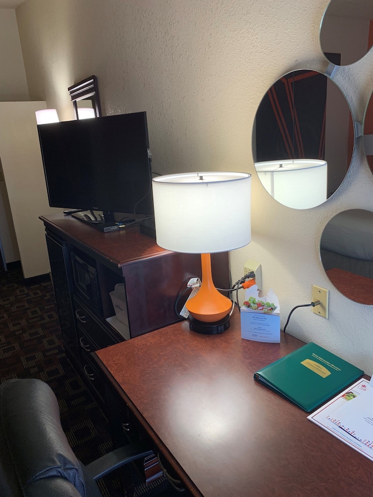 Howard Johnson by Wyndham Oklahoma City Airport/ Fairgrounds 13/22