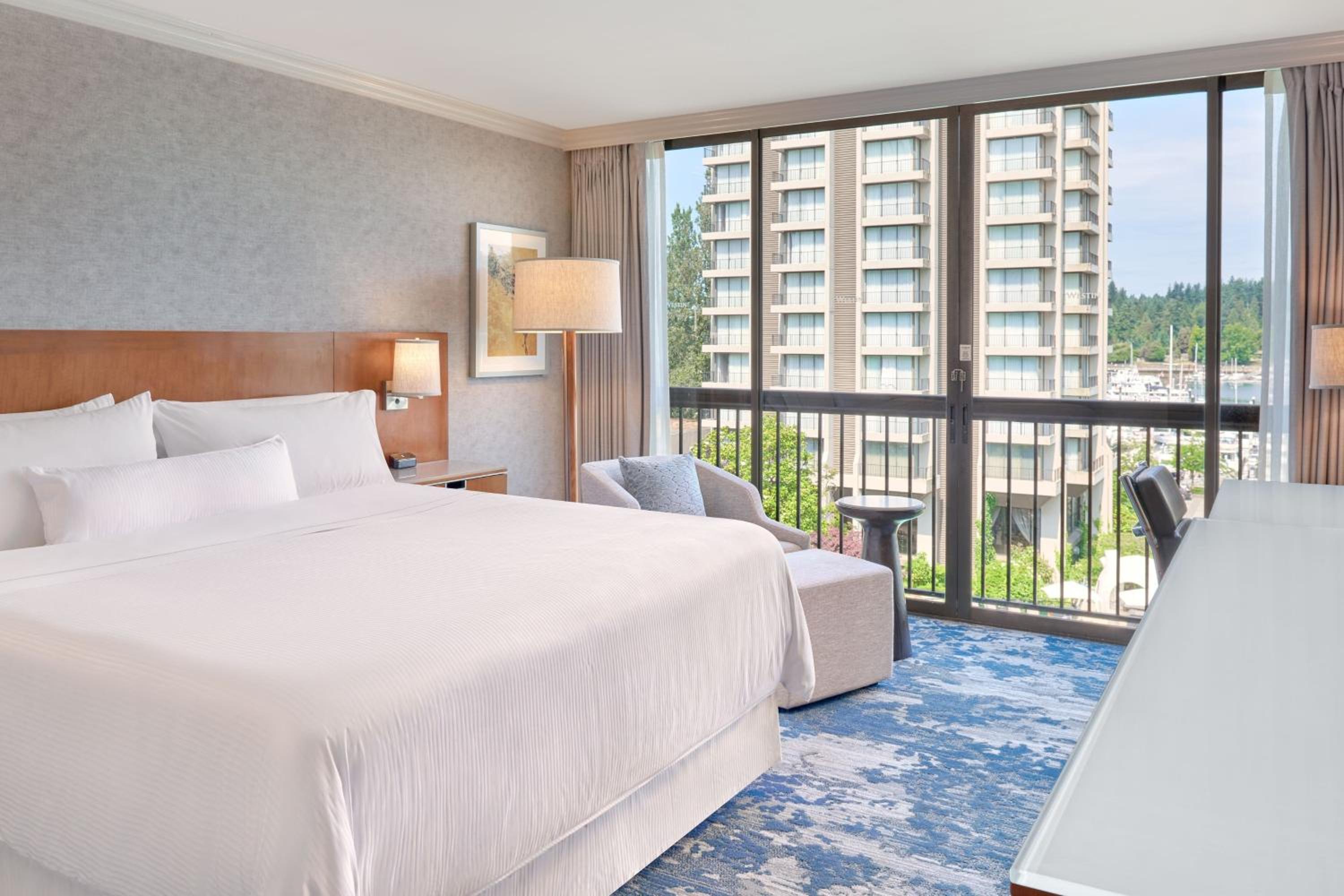 Guest Room, Superior, King Bed, Garden and Pool View