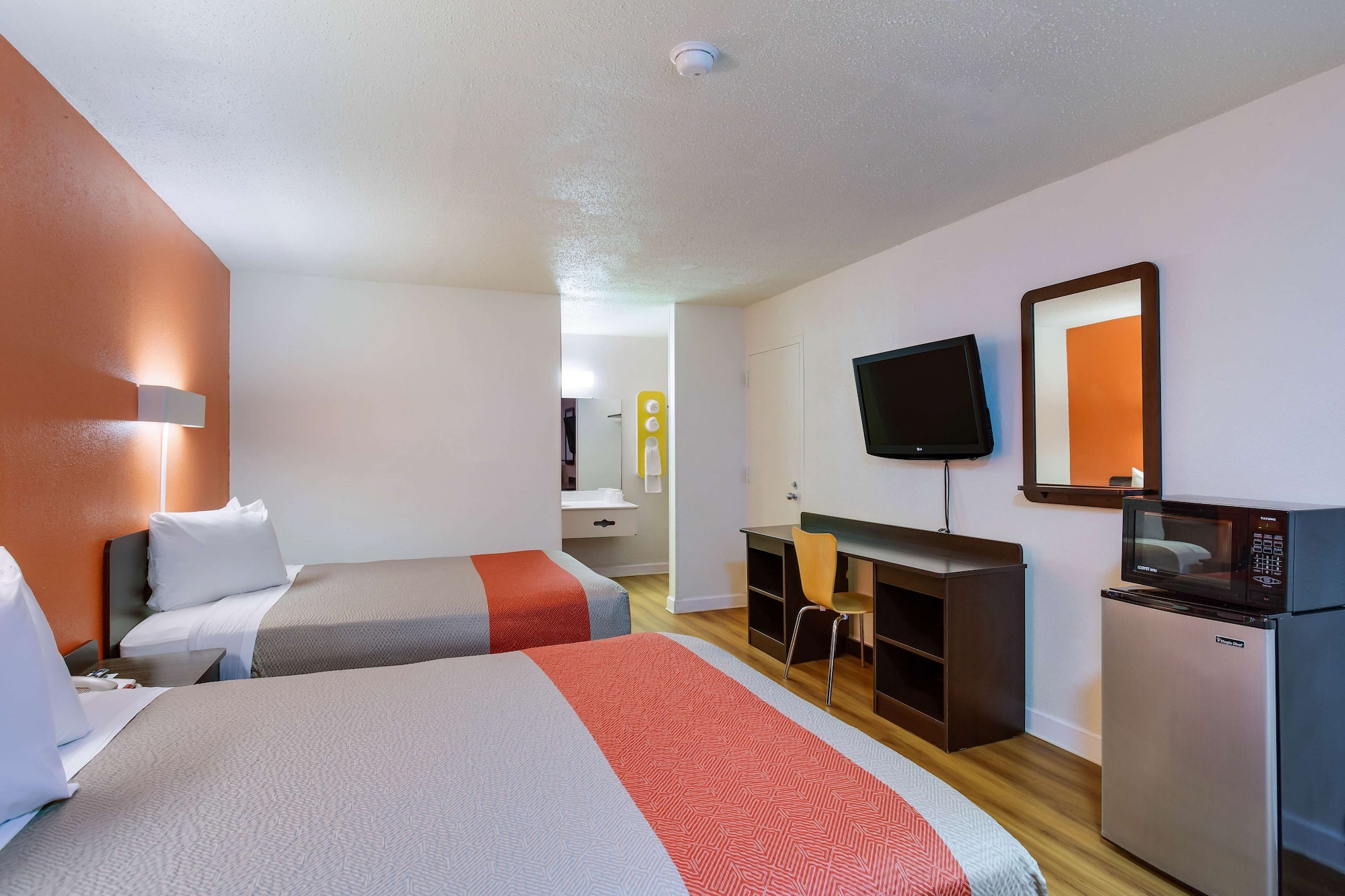 DELUXE, 2 QUEEN BEDS, SMOKING