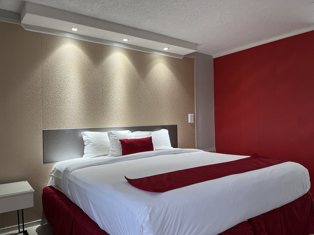 ROOM, KING BED