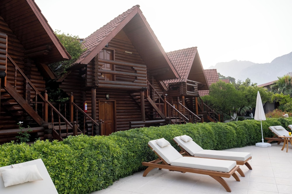 Woodline Hotel 32/33