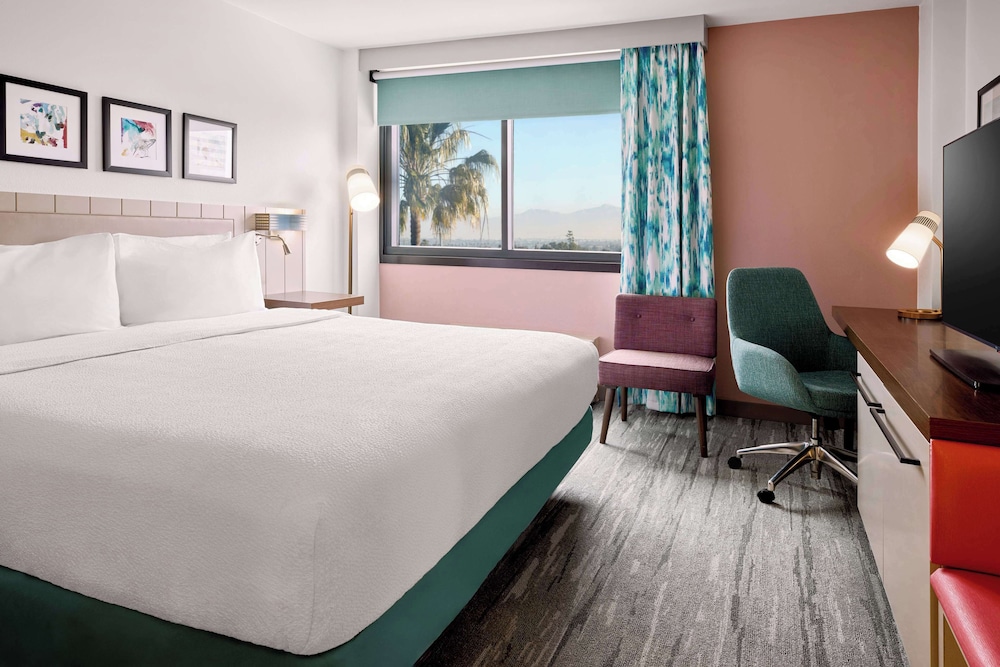 ROOM, KING BED