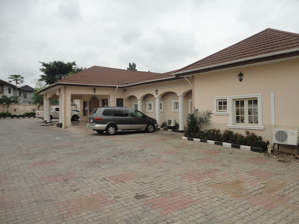 Sdm Tavern And Suites 22/27