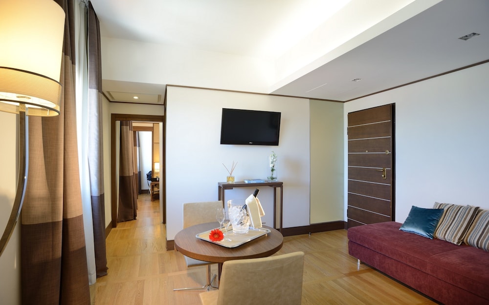 The Independent Hotel 38/62