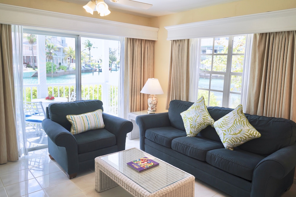 Sandyport Beaches Resort 37/77