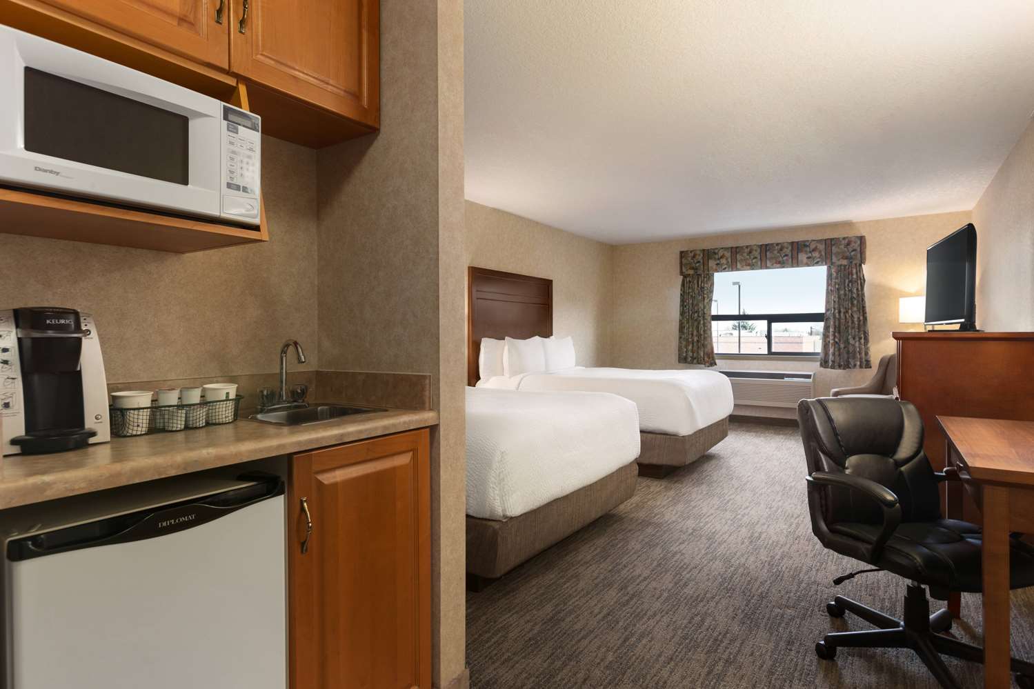 Days Inn and Suites by Wyndham Brooks 34/34
