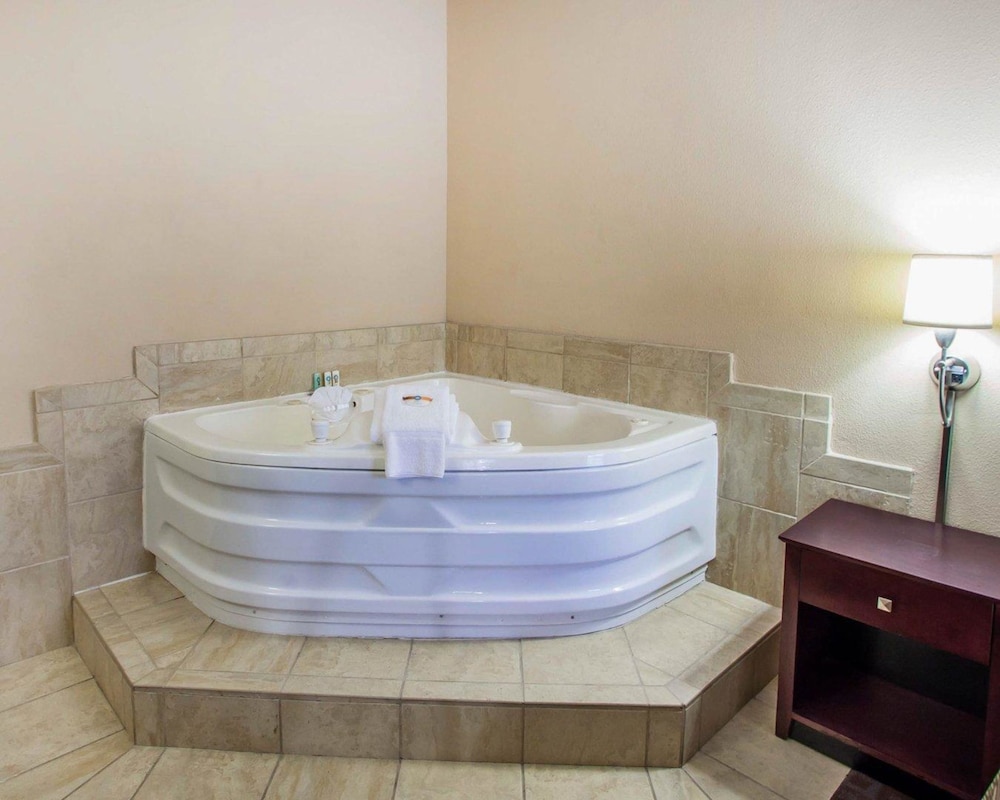 Quality Inn & Suites Peoria 19/50