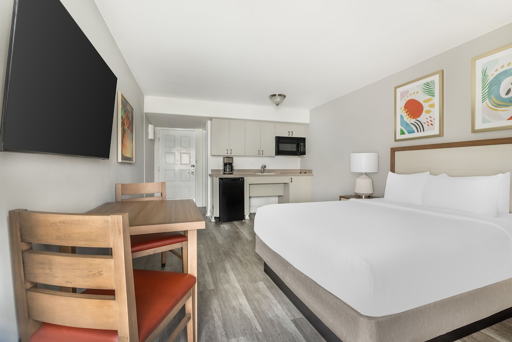 ROOM, QUEEN BED