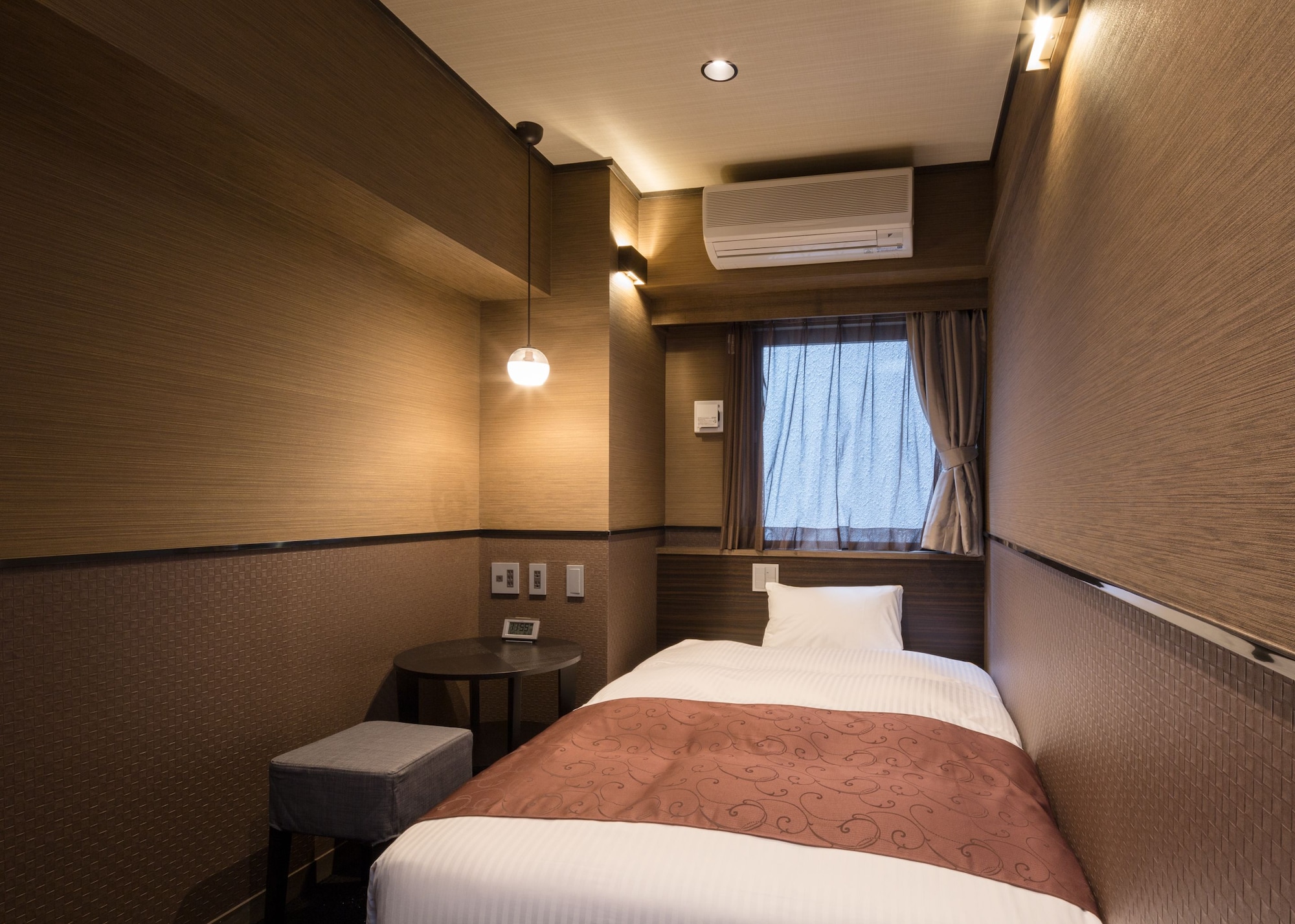 ROOM, SINGLE