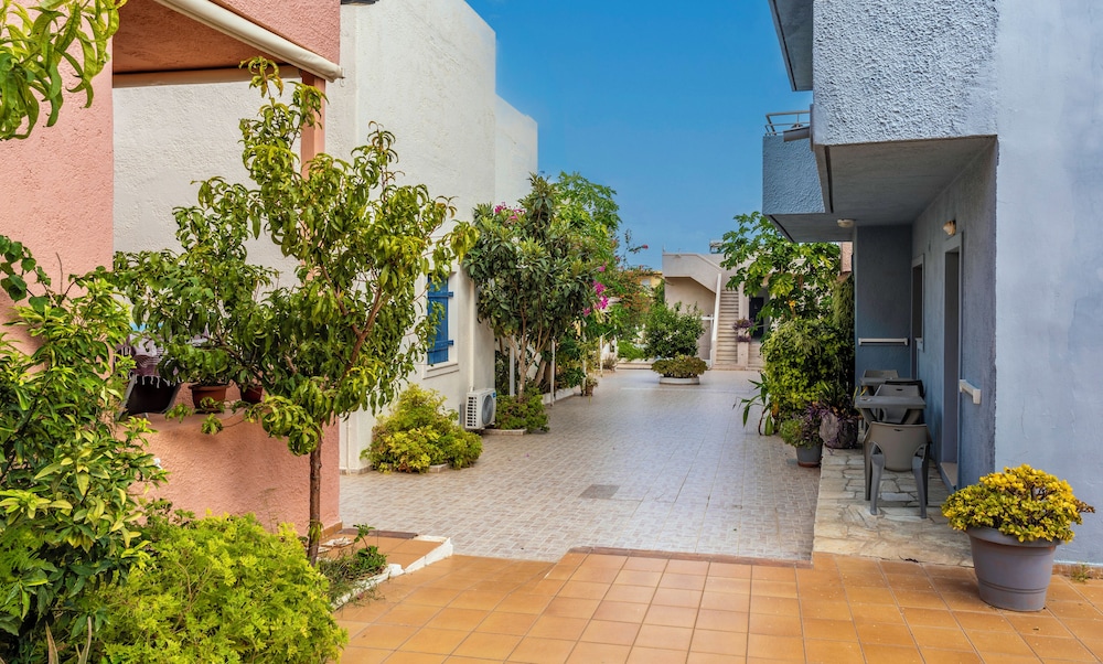 Evina Rooms & Suites 32/38