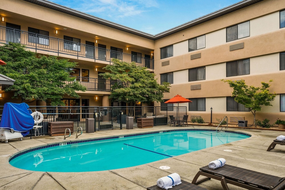 Oxford Suites Redding 8/64