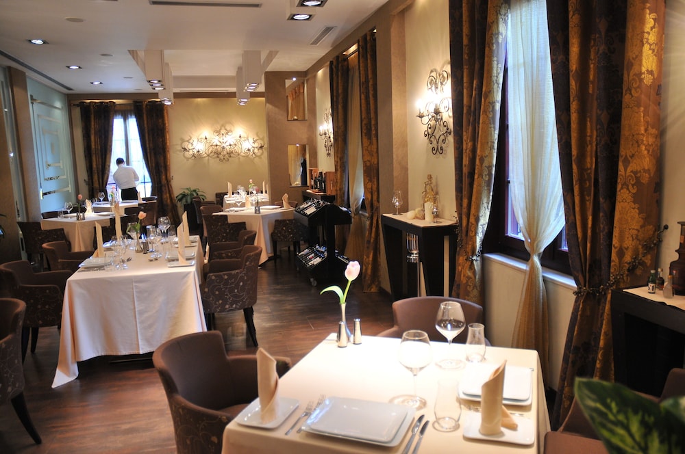 Monarc Hotel 42/58