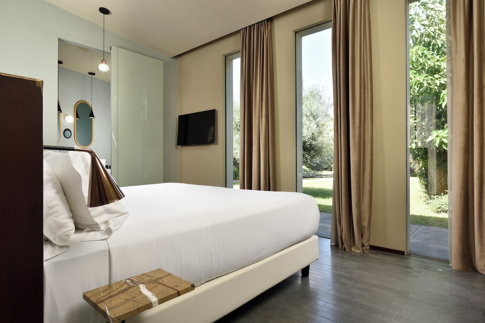 Suite with hot tub
