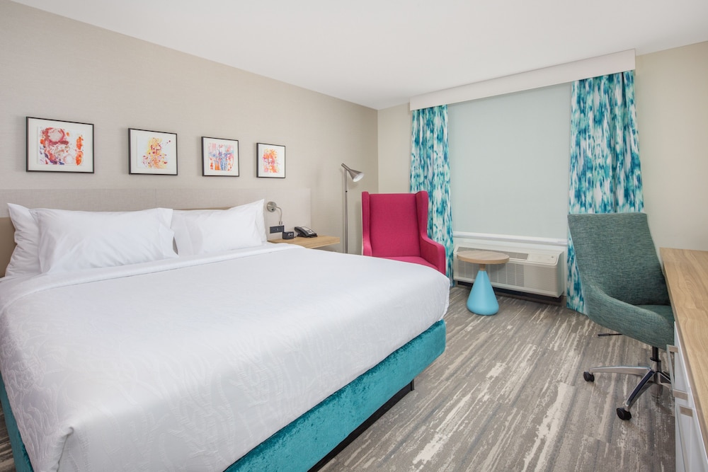 DELUXE, KING BED