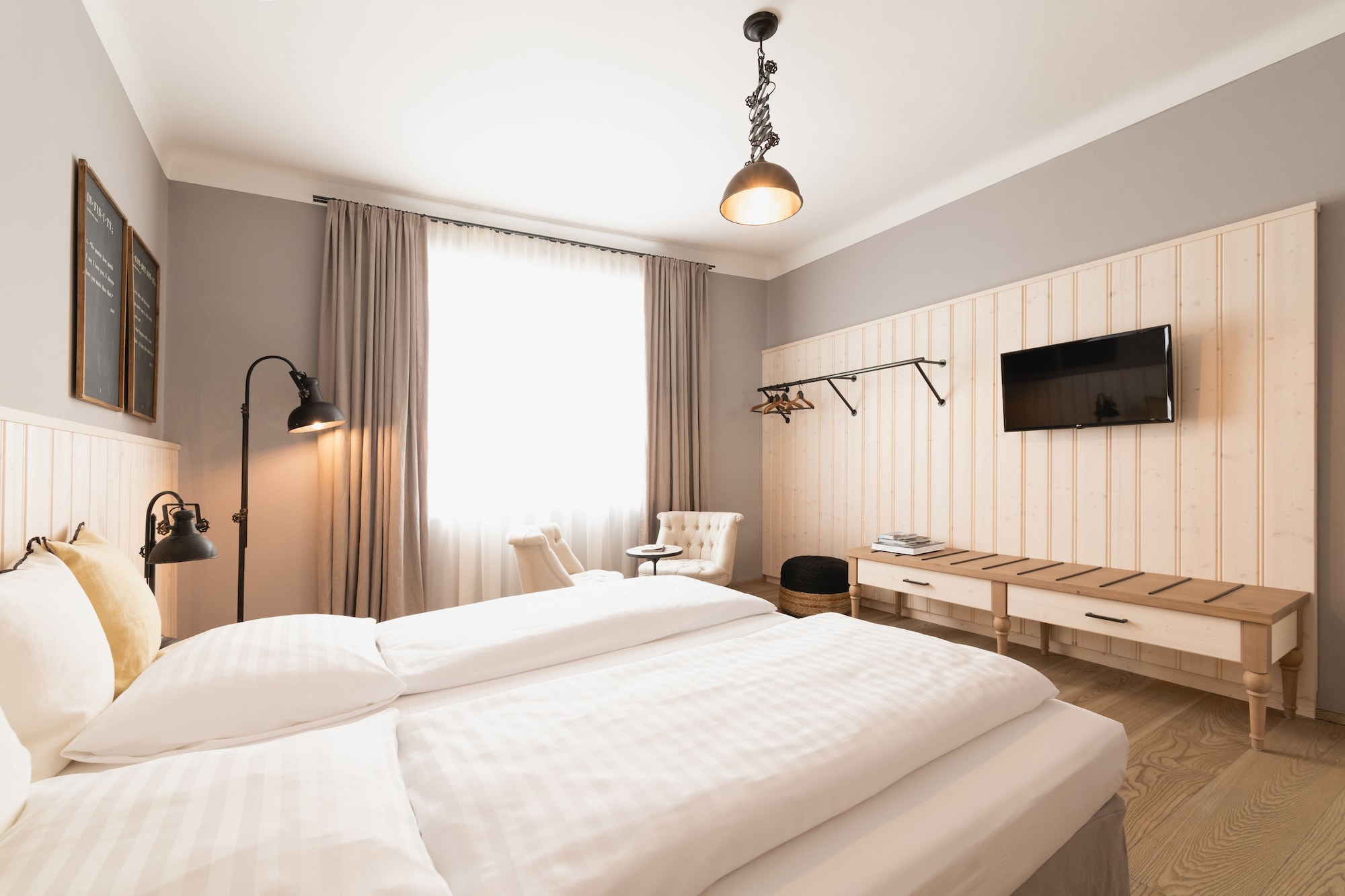 SIGNATURE, QUEEN BED
